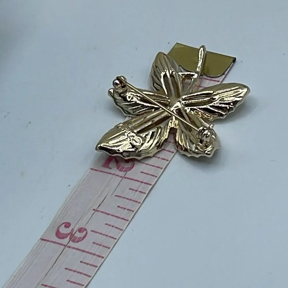 Vintage Sarah Coventry gold colored leaf brooch